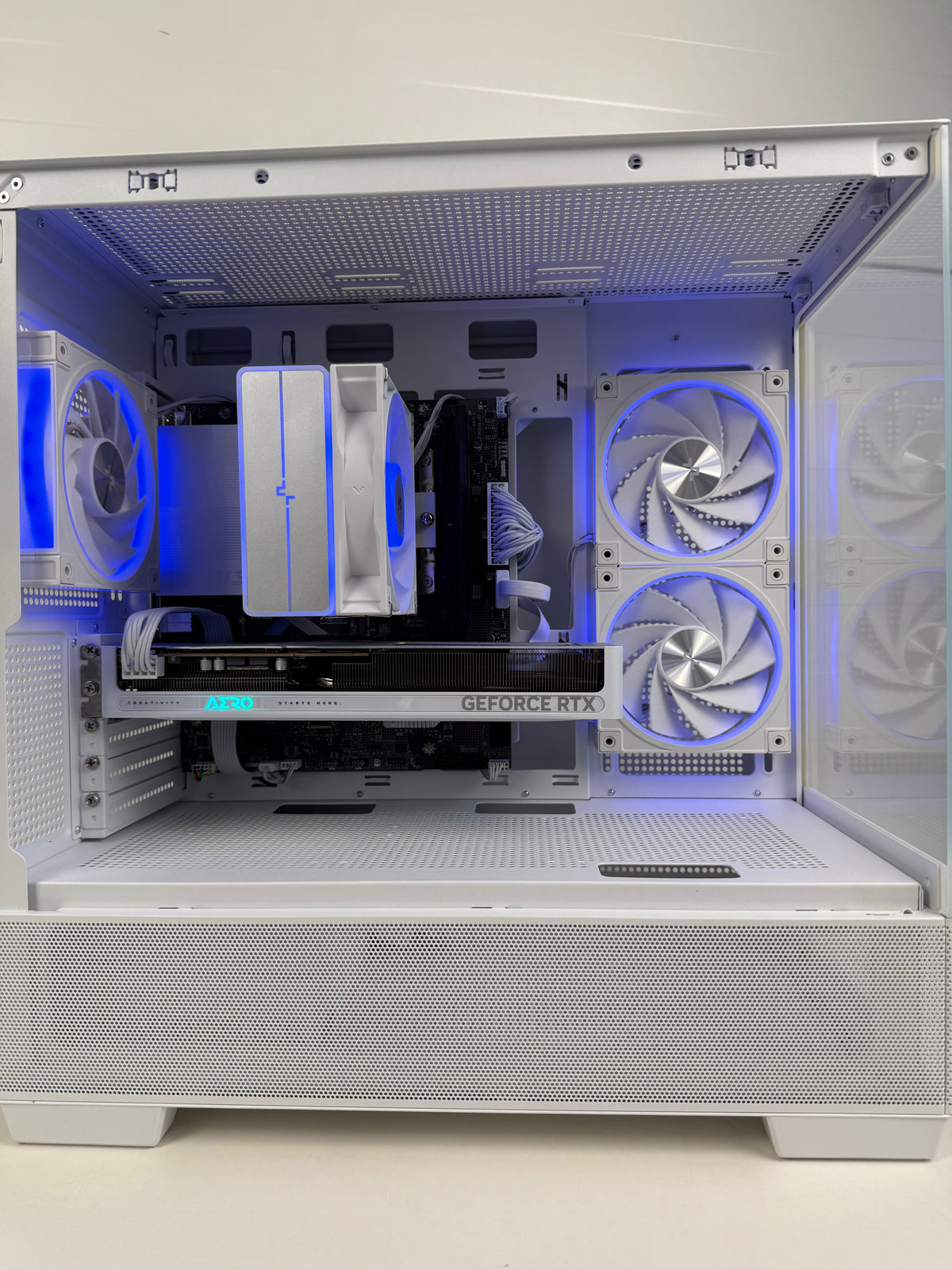 Naujas Stacionarus Žaidimų Kompiuteris RTX 5060 INTEL CORE ULTRA 5 245KF